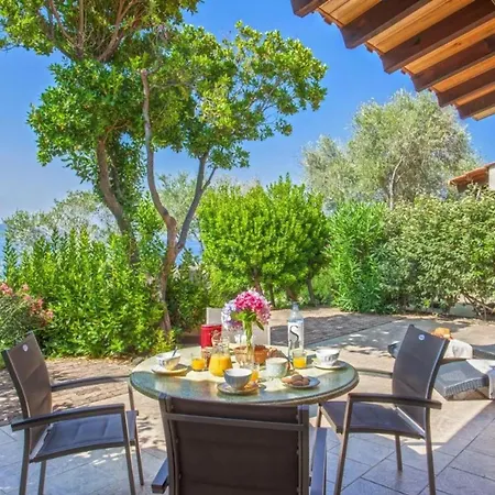 Charmante Maison A Avec Piscine Partagee *