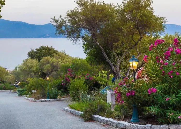 Charmante Maison A Avec Piscine Partagee *