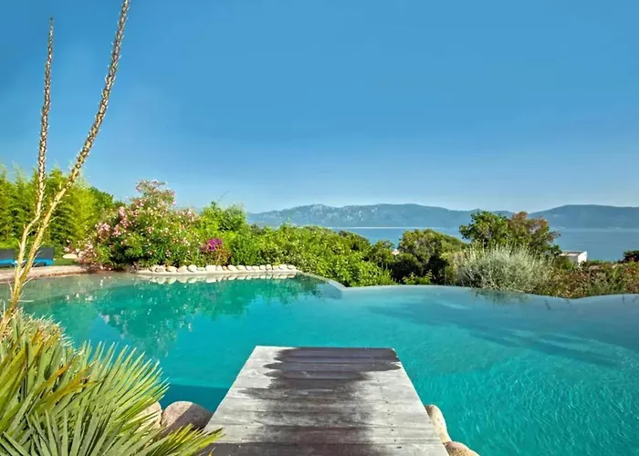 Charmante Maison A Avec Piscine Partagee *