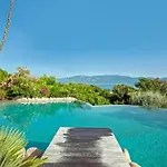 Charmante Maison à Avec Piscine Partagée *