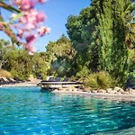 Charmante Maison à Avec Piscine Partagée
