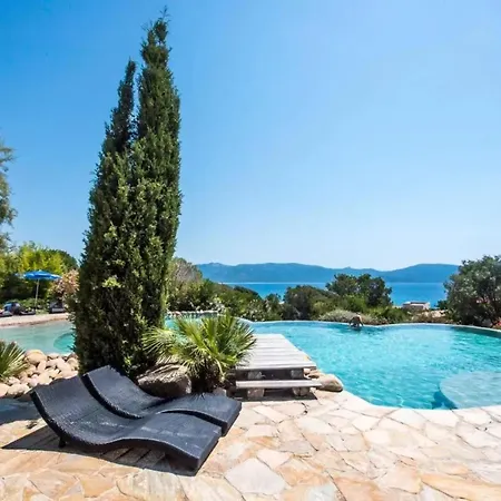 Charmante Maison A Avec Piscine Partagee