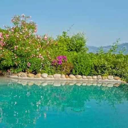 Dom wakacyjny Charmante Maison A Avec Piscine Partagee