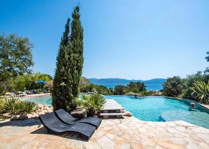 Charmante Maison A Avec Piscine Partagee