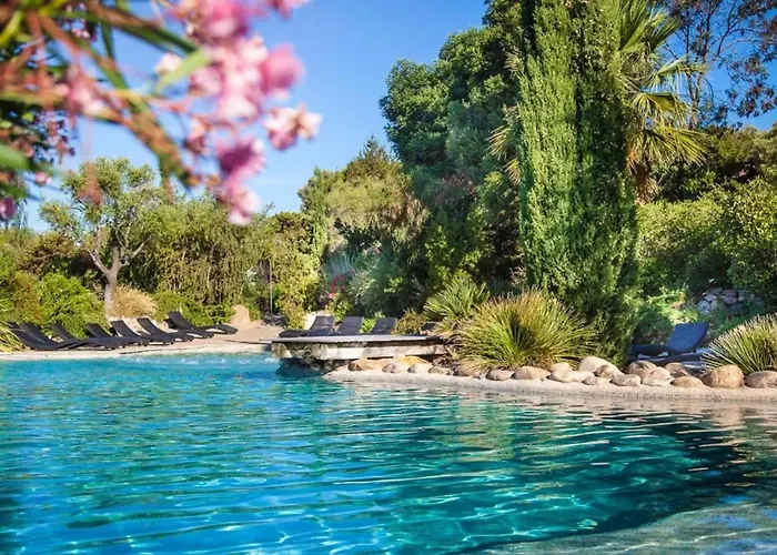 Charmante Maison A Avec Piscine Partagee