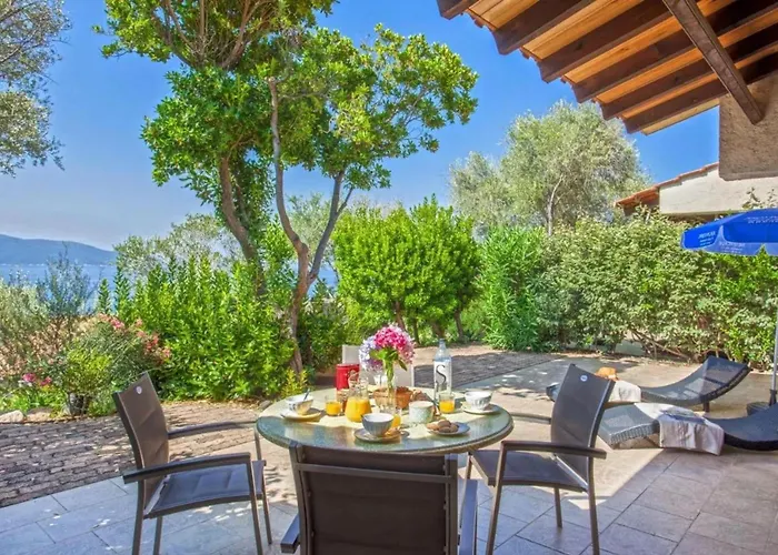 Charmante Maison A Avec Piscine Partagee *