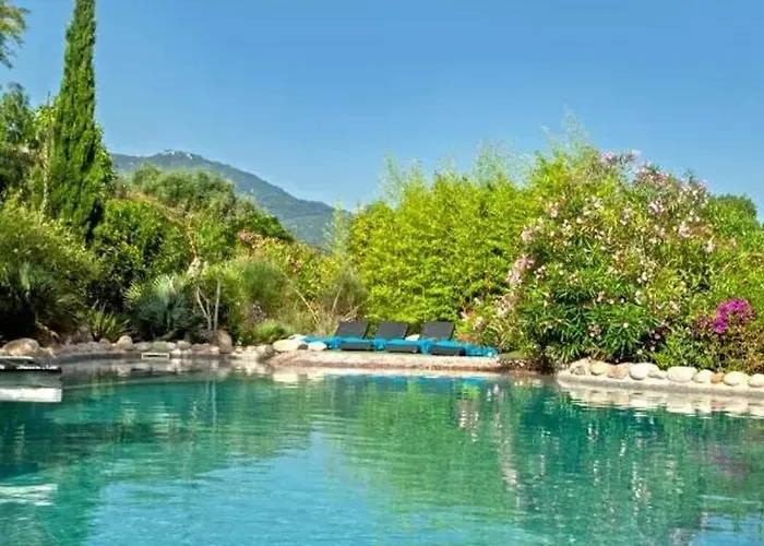 Charmante Maison A Avec Piscine Partagee 오므또